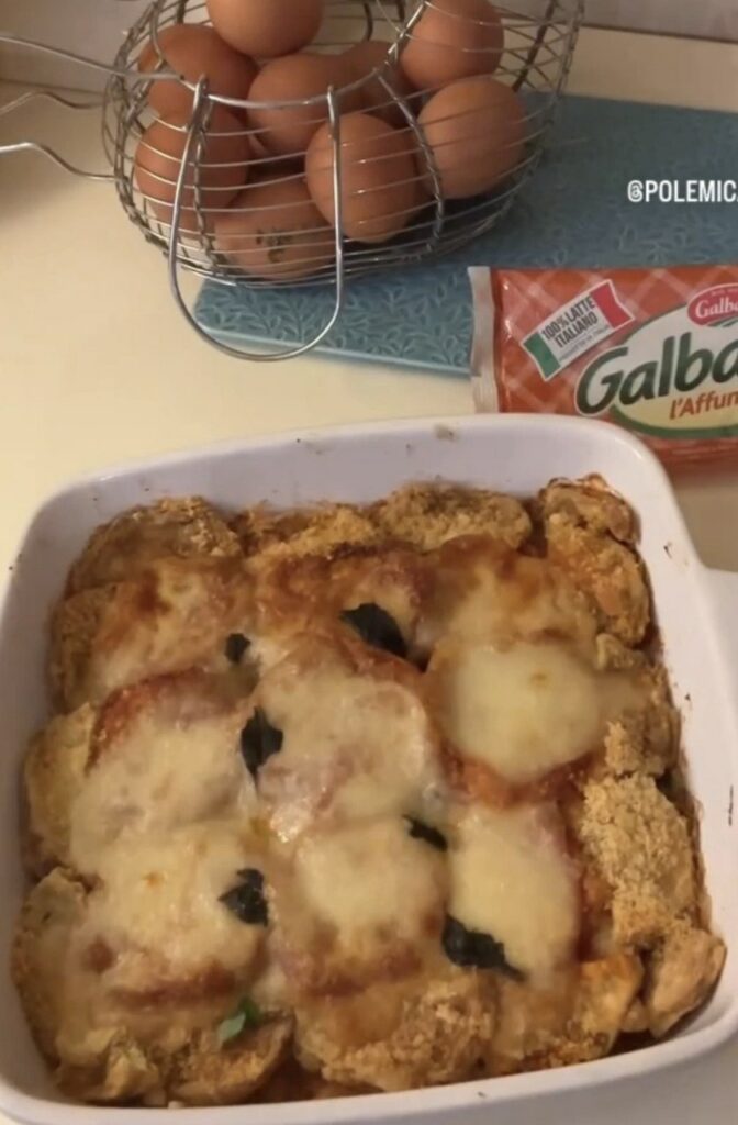 Parmigiana di melanzane indorata e fritta.