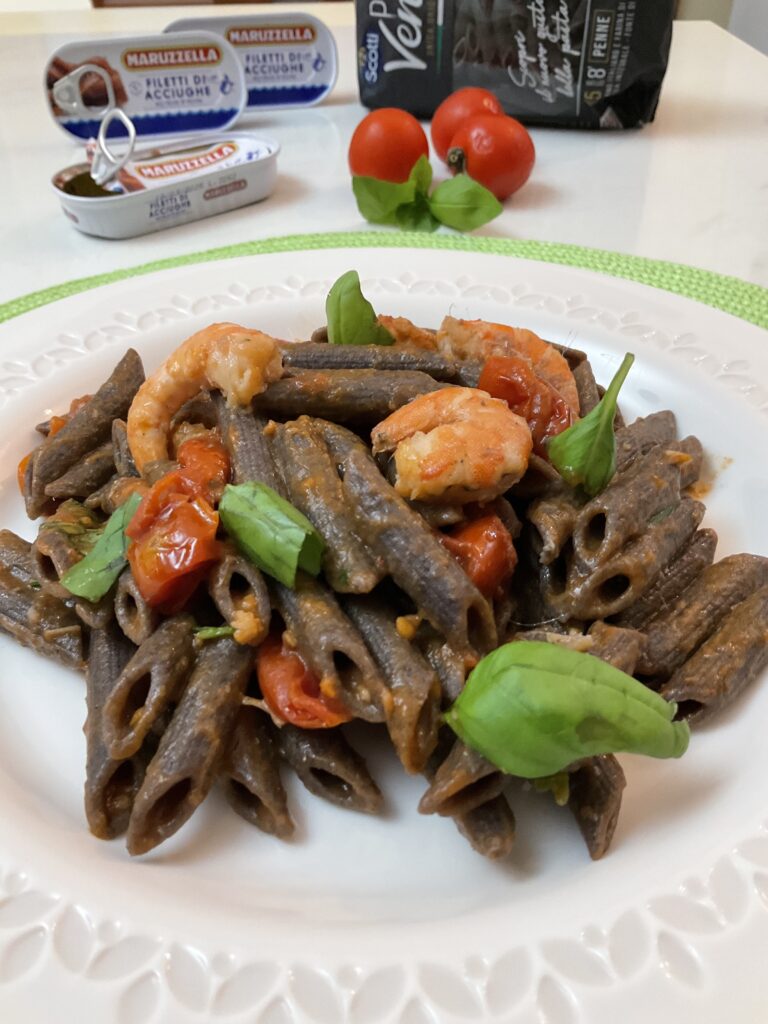 Pasta venere con alici e gamberetti.