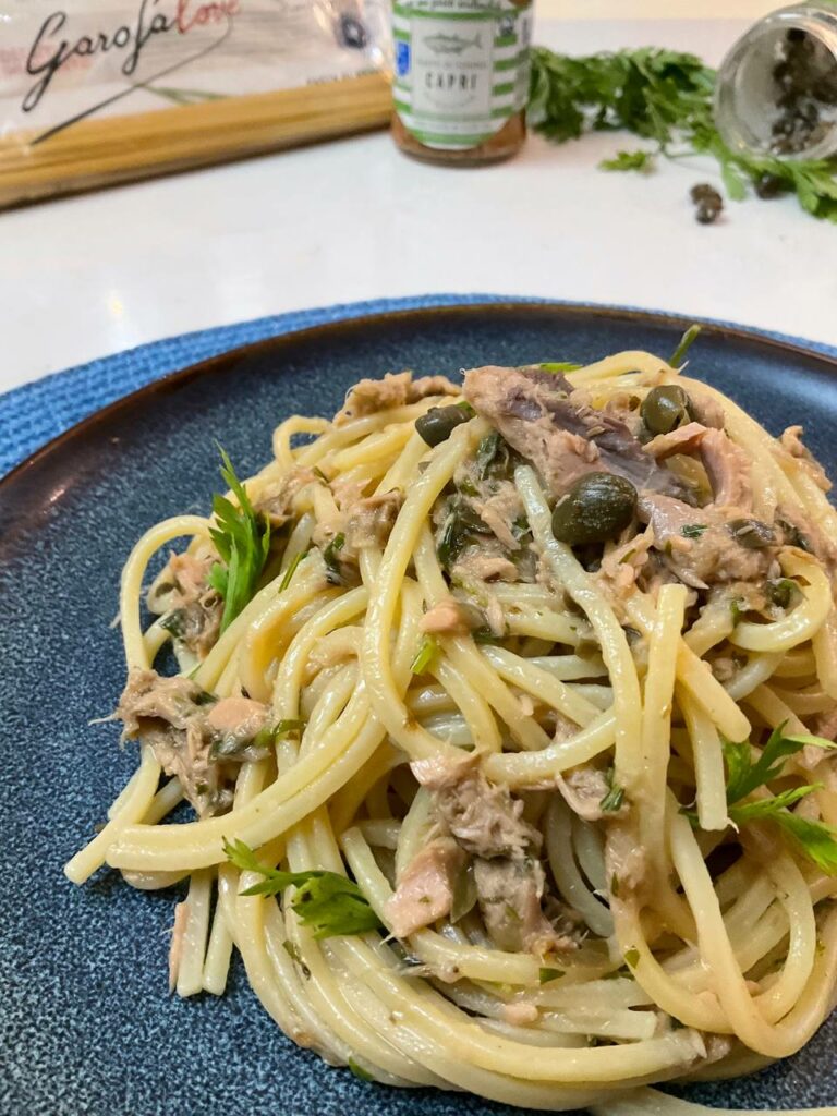 Spaghetti con tonno e capperi