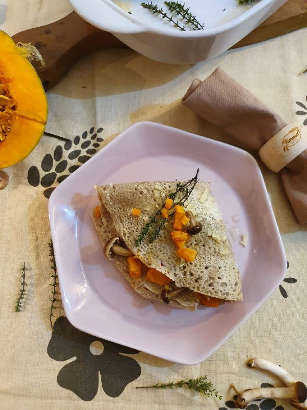 Crepes di grano saraceno con zucca e chiodini.